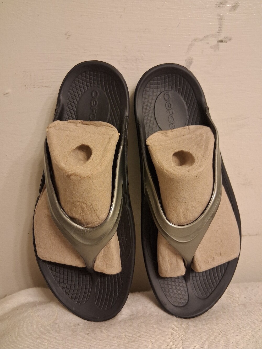 Womens OOFOS Black Recovery Flip Flops with Olive Straps Size 8